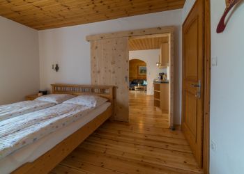 Gästehaus Funk Wallgau - Ferienwohnung Zirbennest - Blick in die Küche