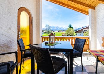 Gästehaus Funk Wallgau - Ferienwohnung Zirbennest - überdachter Balkon mit Traumblick